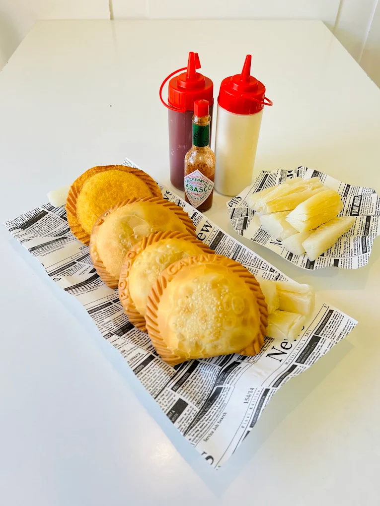Empanadas paraguayas amb mandioca i salses